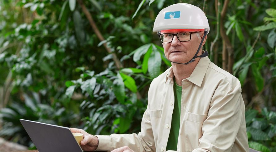 brain helmet with 810 nm light
